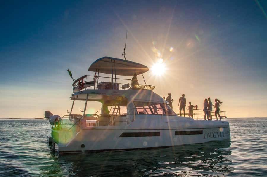 Cape Town: 1.5-Hour Luxury Sunset Cruise with Prosecco - Sailing Toward Table Bay