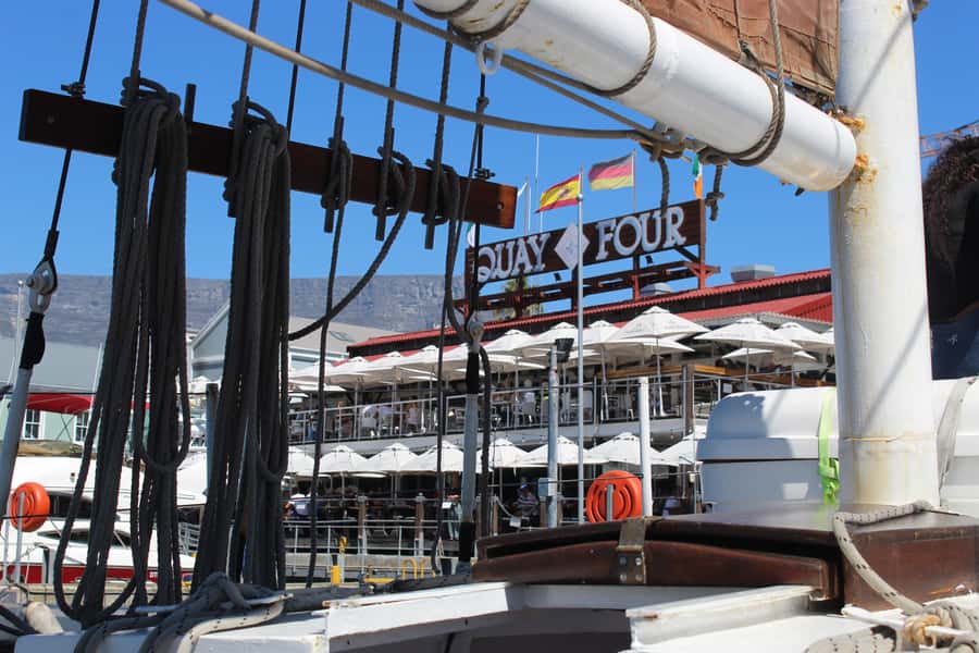 Cape Town: 1 Hour Table Bay Sailing Tour - What the bar adds to the trip