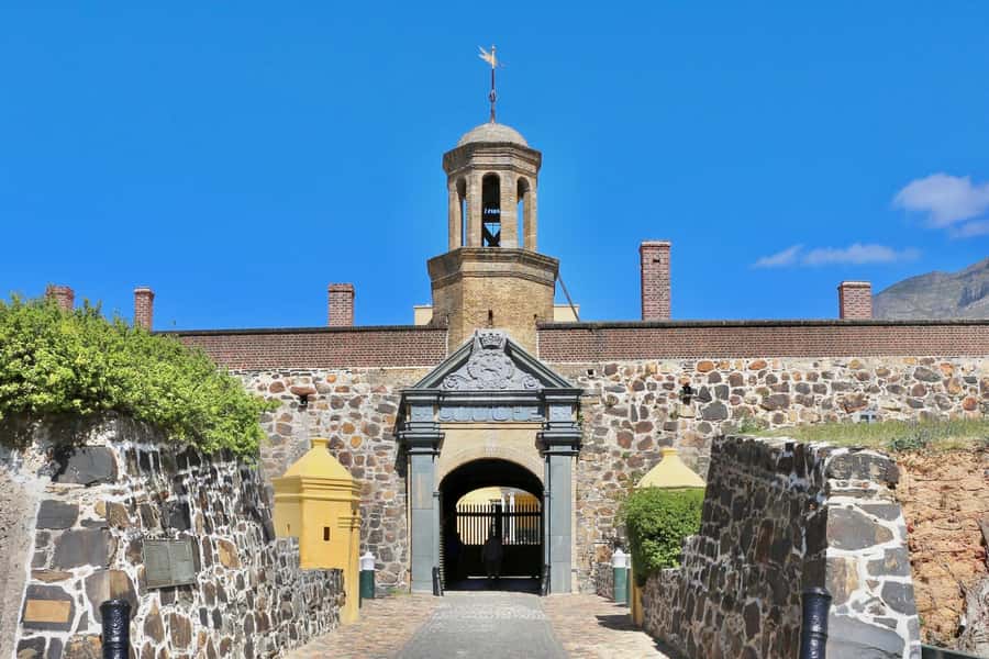 Cape Town: Guided Half-Day City Tour with Table Mountain - Green Market Square and the optional diamond factory