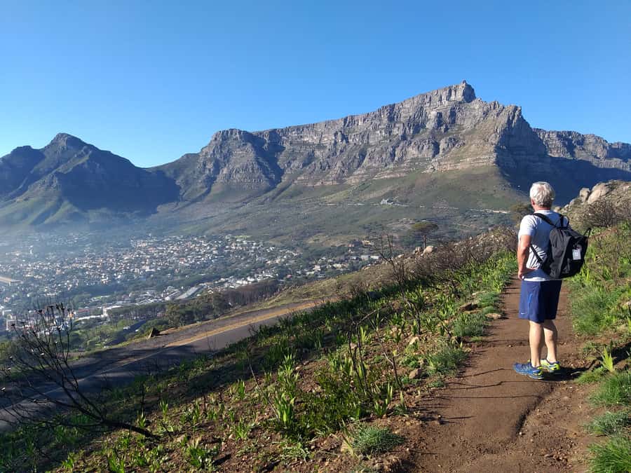 Cape Town: Lion's Head Sunrise Hike - Reaching the 670-meter summit before the sun
