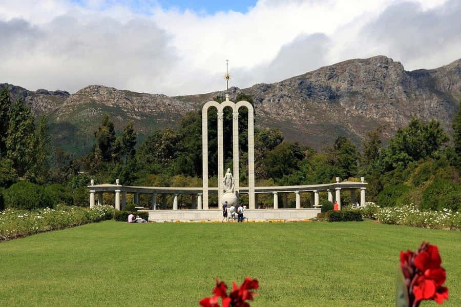 Cape Town: Wine Tram & Winelands Tour with Tastings & Pickup - What the day feels like in practice