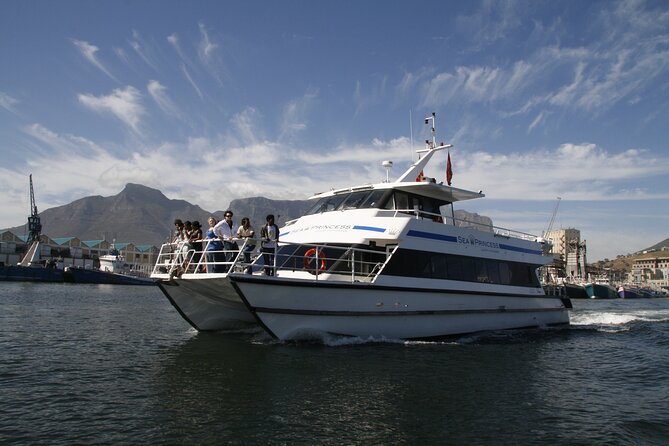 Cruise and Dine Lunch / Cape Town: Coastal Motor Cruise and 2-Course Lunch - Walking from the harbour to your two-course lunch