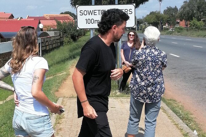 Full-Day Soweto Apartheid Museum and Lunch - Lunch at Sakhumzi on Vilakazi Street