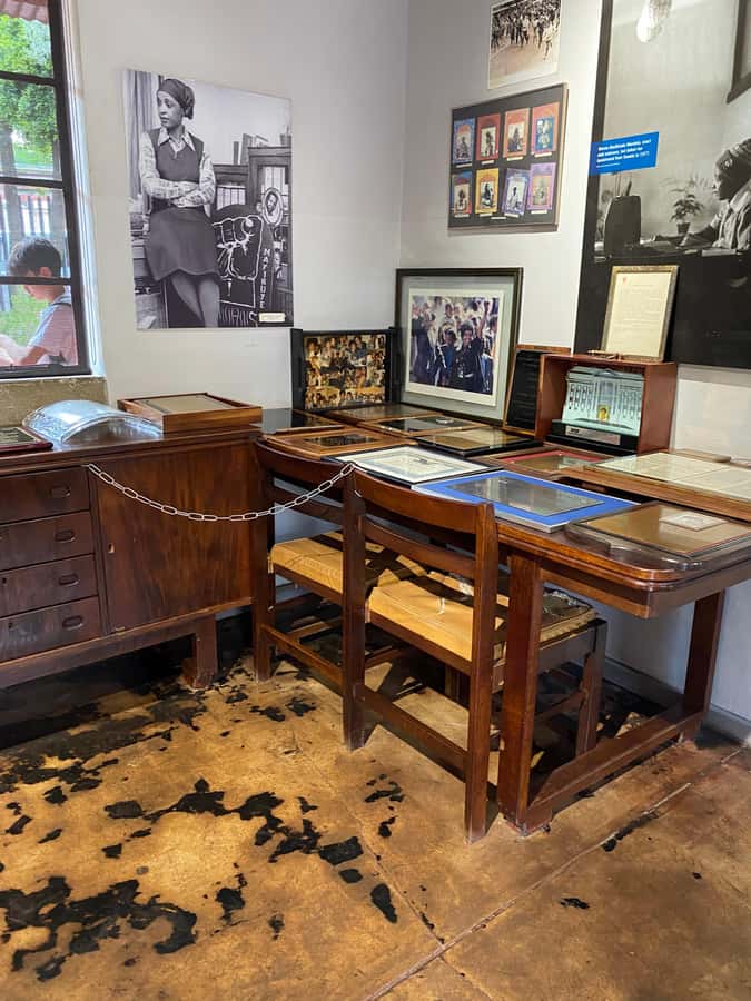 full day tour Johannesburg et soweto township - The Apartheid Museum, the day’s main history lesson