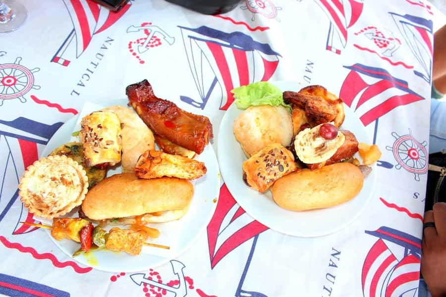 Hartbeespoort: 2-Hour Dam Cruise with South African Food - What the crew adds to the experience
