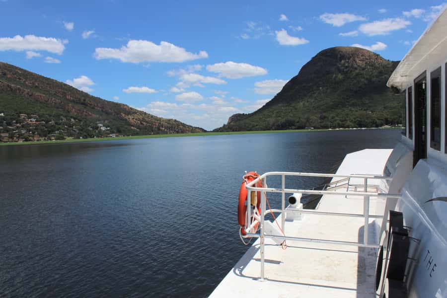 Hartbeespoort Dam: The Luxury Alba Boat Cruise with Food - The first views: waterfront homes and De Rust