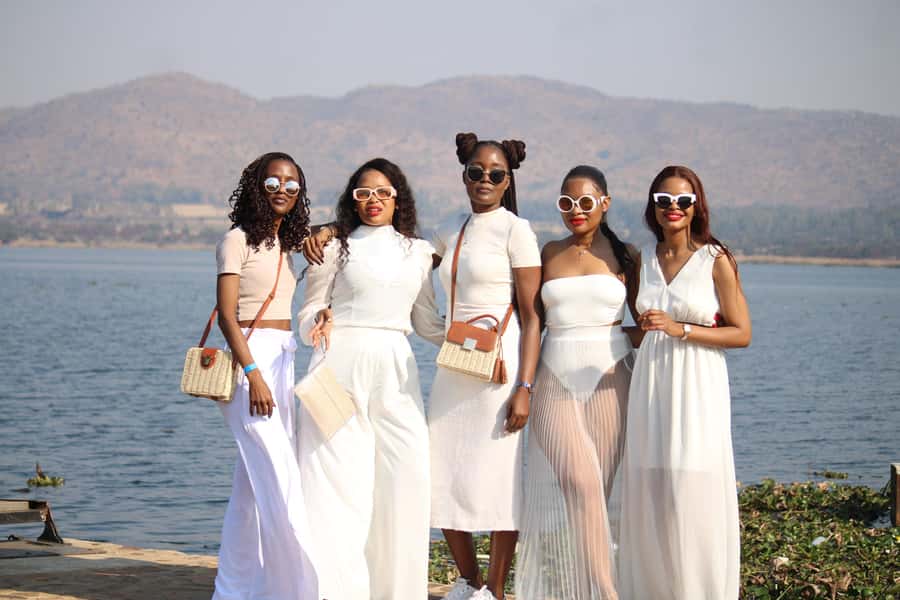 Hartbeespoort Dam: The Luxury Alba Boat Cruise with Food - Arrival with canapes and sparkling wine