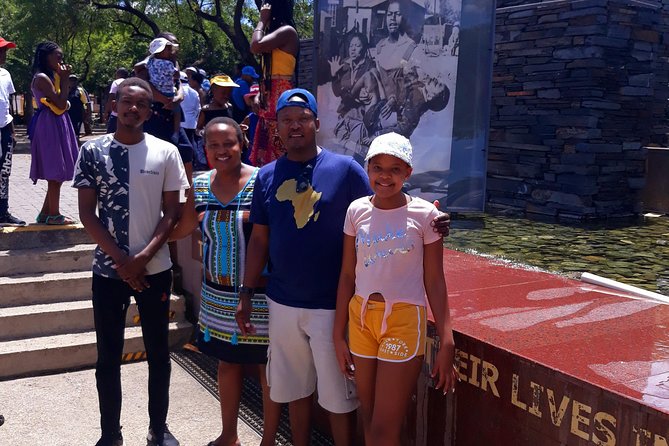 Johannesburg,Soweto and Apartheid Museum full-day tour - Mandela’s Houghton Estate home