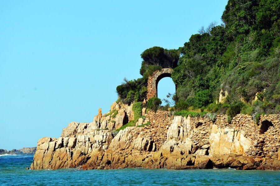 Knysna Heads and Estuary Adventure - The sandstone Heads and ancient caves