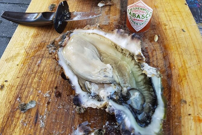 Knysna Oyster Tour - The oyster tasting with South African white wine