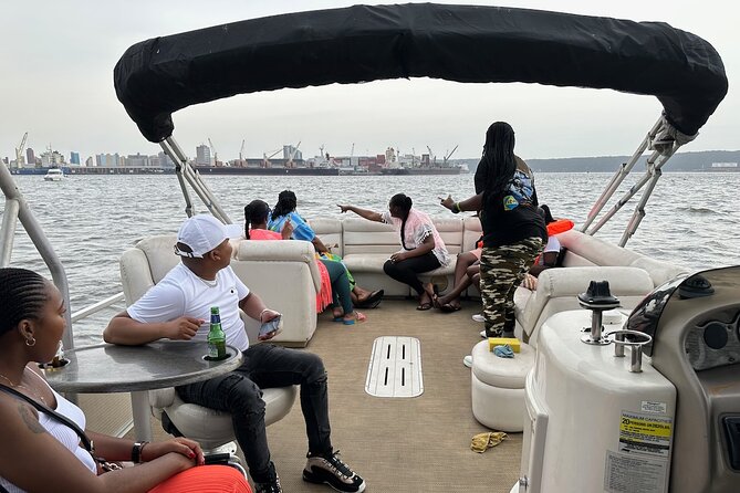 Luxury Harbour Ocean Boat Cruise - The guide and the limits of the commentary
