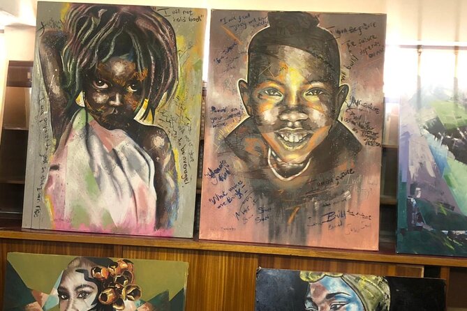 (Meet the Artist)Art Gallery & Street Art tour with lunch - Living Artists Emporium and the first steps of an art career