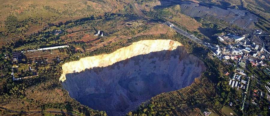 Pretoria: Cullinan Surface Diamond Mine Walking Tour - The important difference between a surface tour and an active mine tour