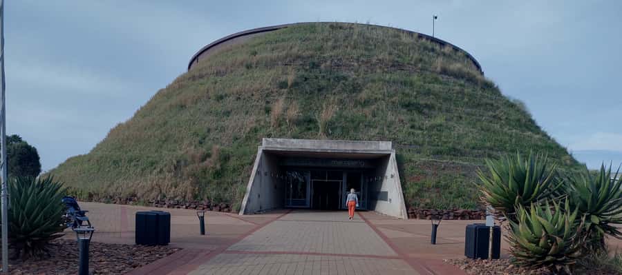 Pretoria/Sandton: Cradle of Humankind & Sterkfontein Caves - Maropeng Visitor Centre: the big story first