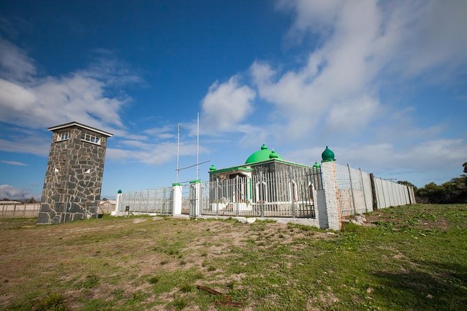 Robben Island & City stops.We confirm tickets by 8h00 am next day - Sea Point and the final photo stop