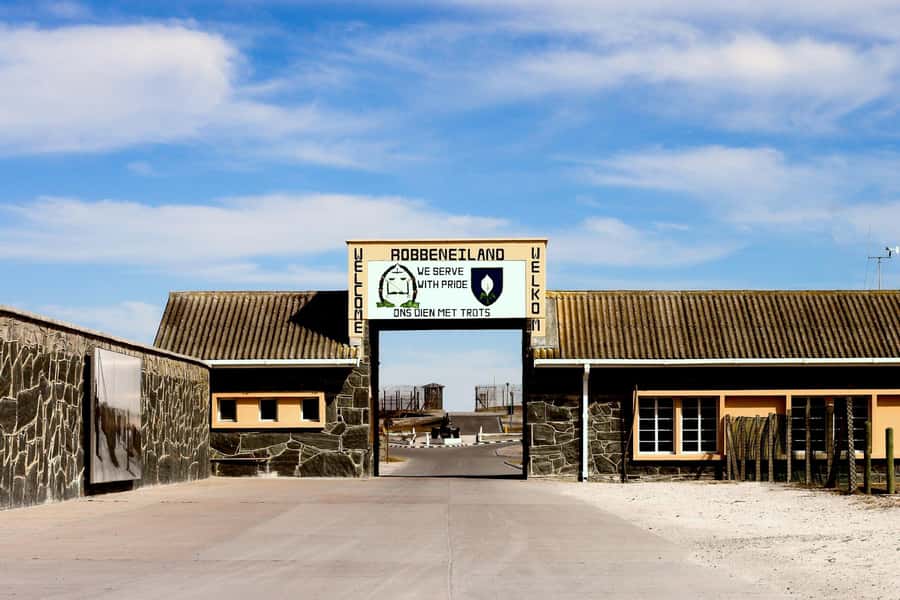 ROBBEN ISLAND MUSEUM TOUR, WITH OPTIONAL LAST MINUTE TICKETS - Meeting a guide who was once imprisoned there