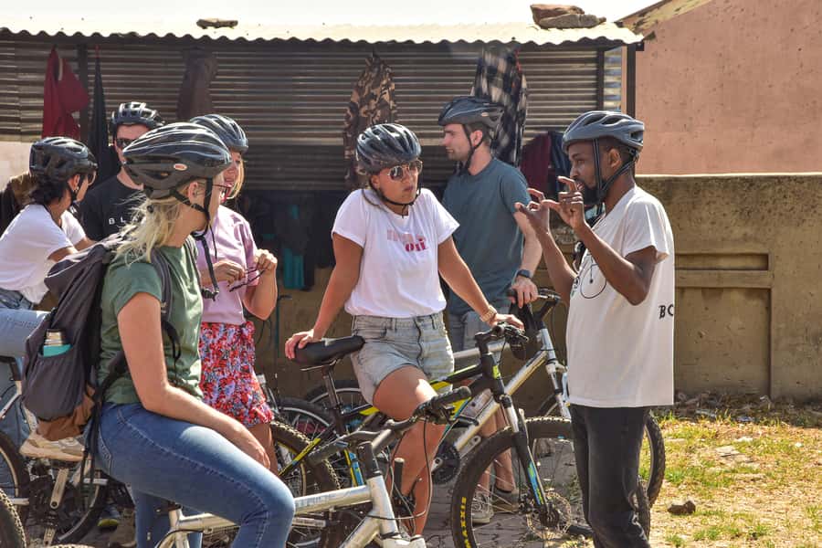 Soweto Food & Beer Bike Tour - Lunch in Vilakazi Street: the Kota stop